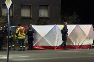 Die Polizei hat einen Sichtschutz aufgebaut. - Foto: Justin Brosch/dpa