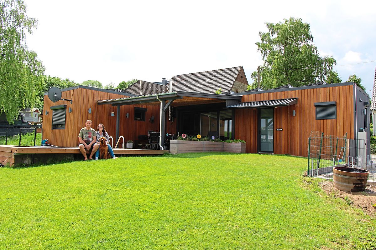 Zwei Module in L-Form, eine Terrasse samt Pool: Dirk und Silke Birnbaum und ihr Luke sind angekommen. Fotos: Löseke