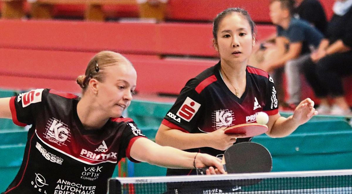 Nach einem bisher durchwachsenen Saisonverlauf zählt für den TTK Anröchte jetzt im letzten Hinrundenspiel beim Aufsteiger TTC Langen nur ein Sieg. Auch Lukrejica Juchnaite (l.) und Loan Le (r.) wollten ihren Beitrag zu einem erfolgreichen Auftritt des TTK leisten. Foto: Wiegand