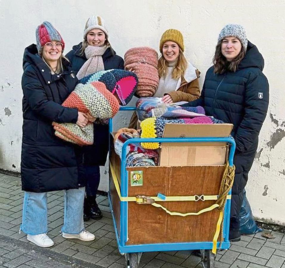 Engagierte der Youngcaritas verteilen Decken, Socken, Schals und Mützen an Bedürftige, v.l.: Ellen Fries, Jana Timmerberg, Linda Heinemann und Angelika Peplinski.