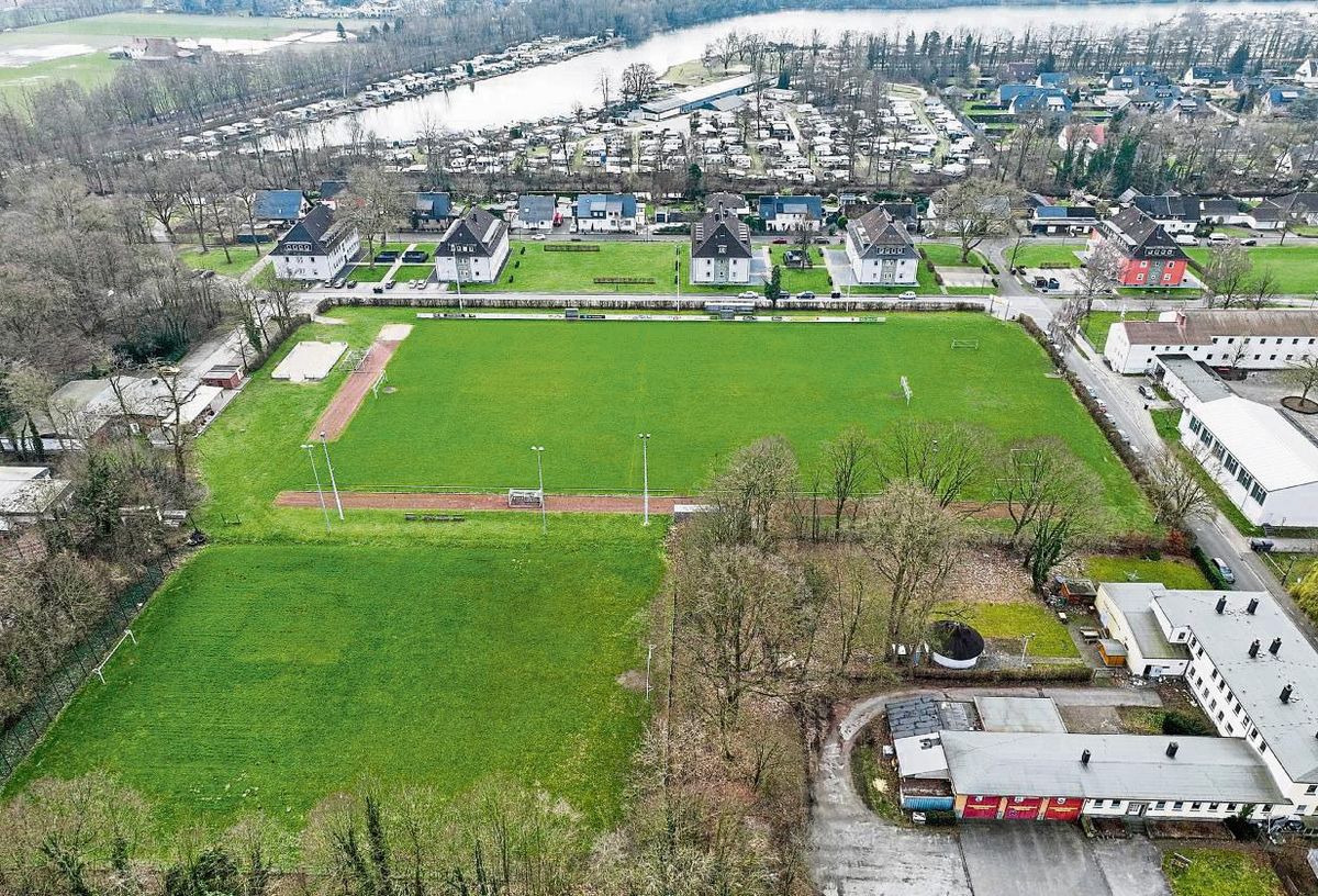 Die Sportanlage an der Richthofenstraße in Lipperbruch soll mit einer Calisthenics-Anlage (Trimm-Dich-Pfad) aufgewertet werden. Den Antrag stellte nun die CDU – in Absprache mit dem dortigen Sportverein. Ein Vorort-Termin ist geplant; die Kosten belaufen sich auf circa 10 000 Euro. Noch aber steht das Projekt ganz am Anfang. Foto: Eickhoff