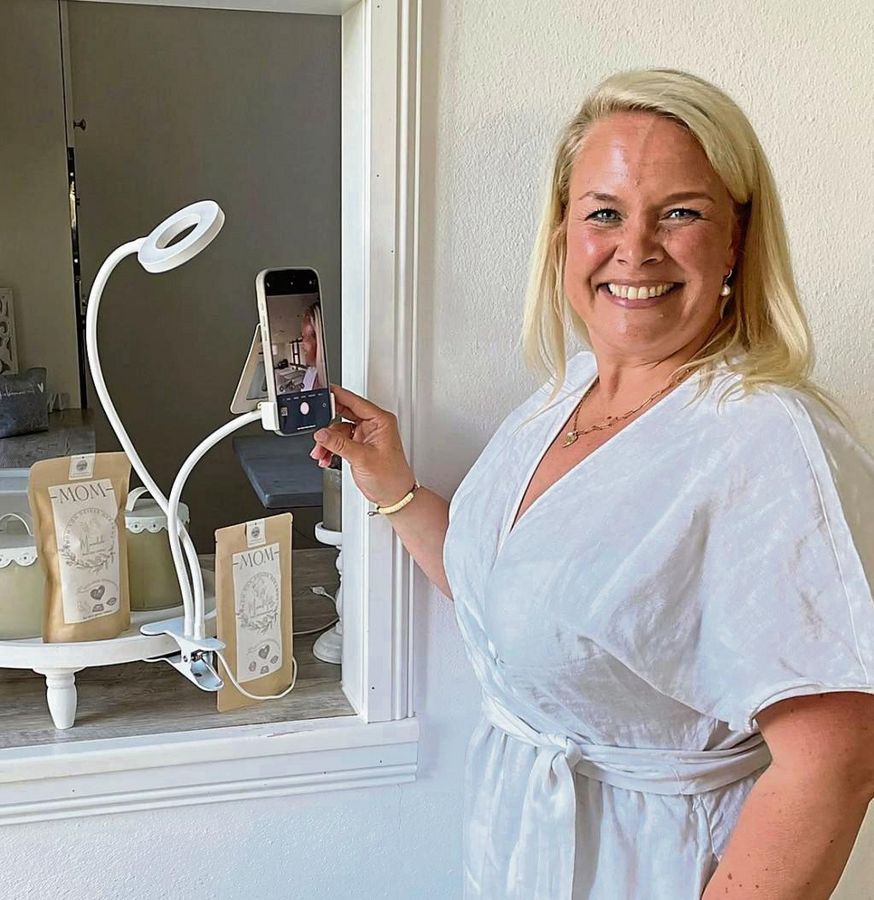 Die Beiträge für ihren Instagram-Kanal „meinlandkind“ dreht Carolin Fraune in ihrer Hebammenpraxis in Rebbeke – manchmal spontan, manchmal mit Plan. Foto: Rückert