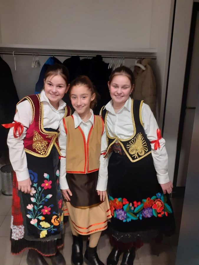 Tamara, Maja und Tijana in der serbischern Tracht ihrer Folkloregruppe. Foto: Maria Cappuccio