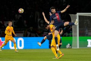Barcelonas Ilkay Gündogan im Zweikampf mit Lucas Beraldo von Paris Saint-Germain. - Foto: Lewis Joly/AP/dpa
