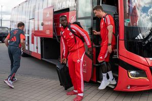 Für die Stars des FC Bayern wie Dayot Upamecano (m) steht jetzt Urlaub an. - Foto: Leonie Asendorpf/dpa