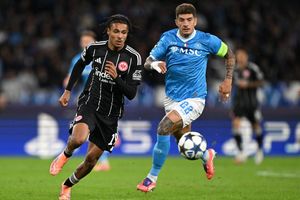 Eintracht Frankfurt um Jean-Mattéo Bahoya (l) kam offensiv in der ersten Hälfte gegen die SSC Neapel überhaupt nicht zur Geltung. - Foto: Arne Dedert/dpa