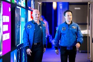 Die Astronauten Alexander Gerst und Matthias Maurer sehen große Chancen in der «Artemis»-Mission. - Foto: Sina Schuldt/dpa
