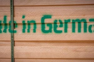 Die höheren US-Zölle setzen die exportorientierte deutsche Wirtschaft unter Druck. (Symbolbild) - Foto: Jens Büttner/dpa