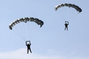 Schockierende Augenblicke erlebte eine Gruppe von Fallschirmspringern in Australien, doch am Ende ging alles glimpflich aus. (Symbolbild) - Foto: Bernd Wüstneck/dpa-Zentralbild/dpa