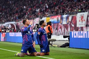 Nadiem Amiri (r) und Phillip Tietz feiern sich für den Ausgleich. - Foto: Jennifer Brückner/dpa