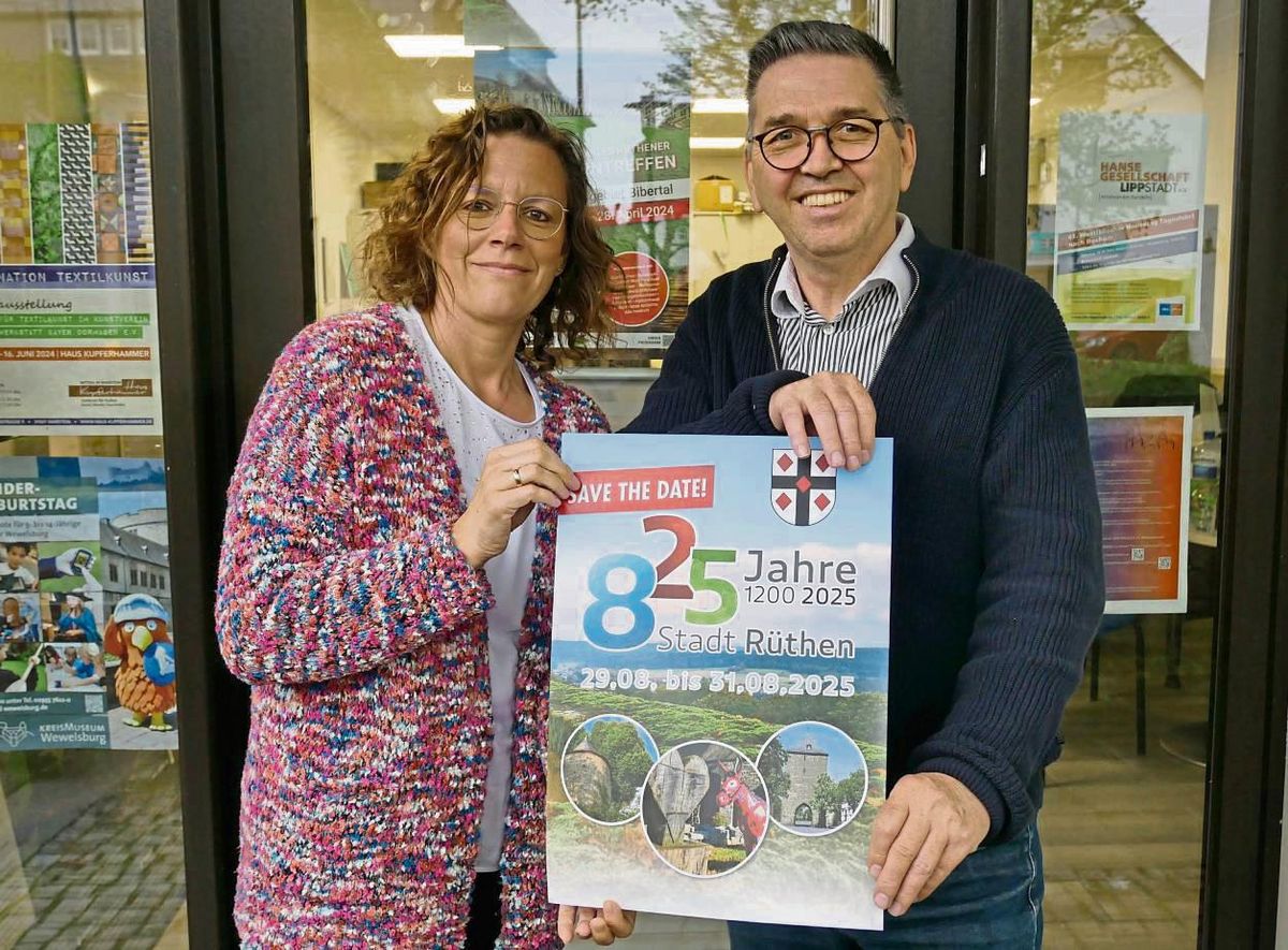 Das Plakat zum Stadtjubiläum ist ein „wachsendes Plakat“, wie Elke Wenge und Klaus-Dieter Hötte vom Tourismusbüro erklären. Im unteren Bereich werden neueste Informationen und Veranstaltungen laufend ergänzt. Foto: Bsdurek