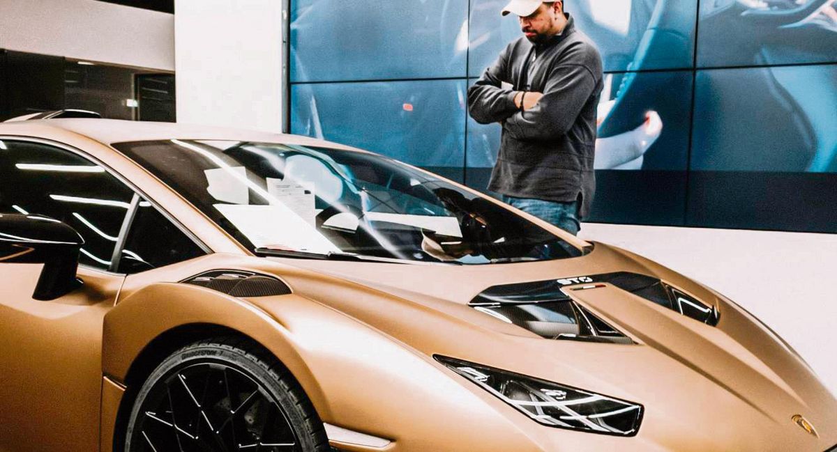 Auch einen Lamborghini Huracan STO wie dieses Modell hat Michael Schewe schon zwischen Verkäufer und Käufer vermittelt. Wie wusste schon sein Vater: „Kauf einmal (richtig), sonst kaufst Du zweimal.“