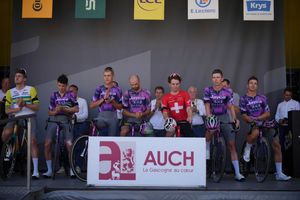 Bei der Tour de France legte das Team des tödlich verunglückten Radsportlers eine Schweigeminute ein. - Foto: Thibault Camus/AP/dpa