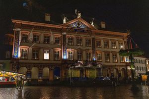 In der historischen Altstadt von Gengenbach im Schwarzwald wird die Fassade des Rathauses zu einem überdimensionierten Adventskalender umfunktioniert. - Foto: Philipp von Ditfurth/dpa