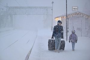 In Skandinavien waren zeitweise mehr als 100.000 Haushalte ohne Strom. - Foto: Pontus Lundahl/TT News Agency/AP/dpa