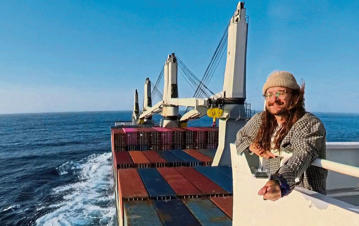 Statt Flugmodus: Seegang! 24 Tage auf dem Containerschiff: Auf dem 200 Meter langen Frachter einer deutschen Reederei ist Fabian Papenbreer von Kapstadt nach Rotterdam gereist – ohne Wlan, dafür mit Weitblick. Ende September beginnt für den 31-Jährigen ein neues Abenteuer.