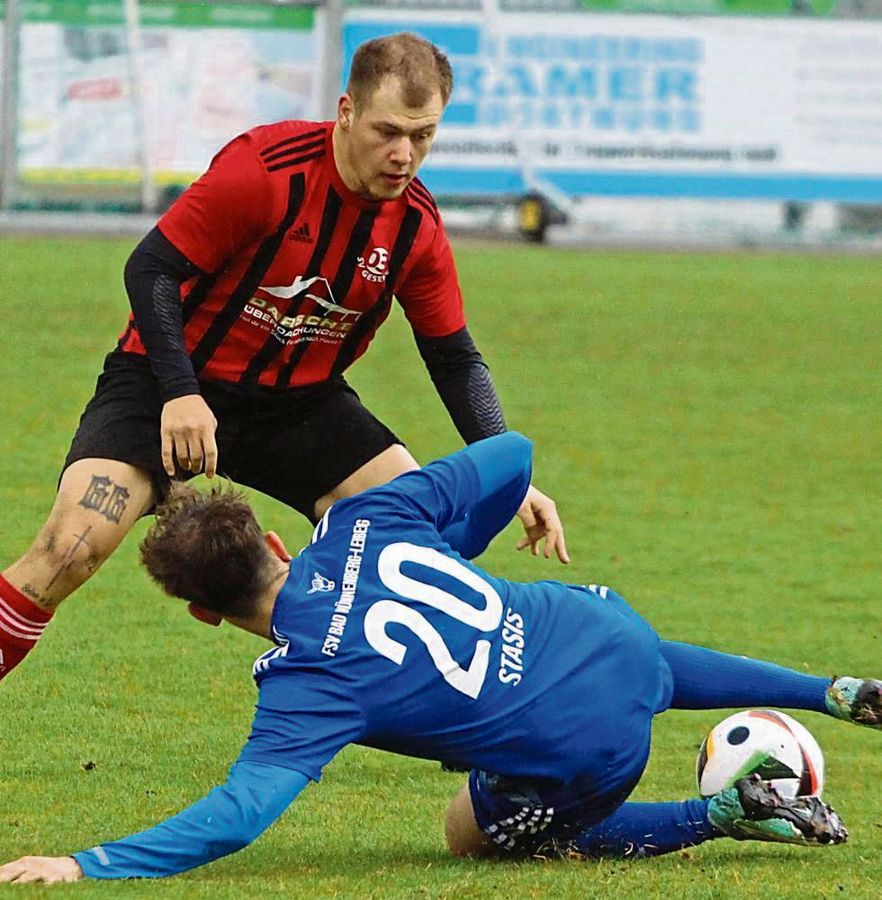 Bis zur 86. Minute hielt die knappe 2:1-Führung des SV 03 Geseke (in Rot-Schwarz). Dann schlugen die Gäste des FSV Bad Wünnenberg/Leiberg noch einmal zu und trafen zum 2:2-Endstand. Foto: Heinke