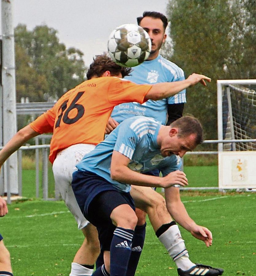 Das immer junge Derby zwischen dem VfL Hörste/Garfeln und dem FC Mönninghausen (blaue Trikots) lebte auch gestern wieder vom großen Kampfgeist. Foto: Heiner Schnieder