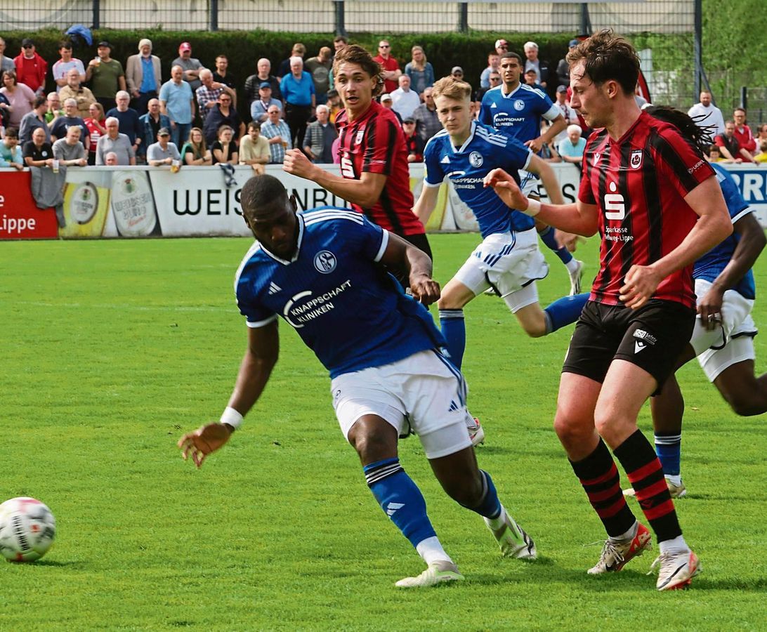 Nach längerer Zeit mal wieder in der Startelf des SV Lippstadt: Iker-Luis Kohl (r.) bemühte sich im Heimspiel gegen die U23 des FC Schalke 04 redlich, wurde aber nach knapp einer Stunde beim Stand von 1:3 ausgewechselt. Am Ende hieß es 1:5. Fotos: Lütkehaus