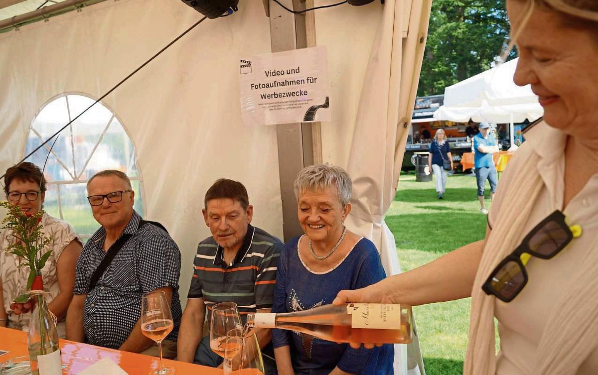 Sommelière Heide Puchert (rechts) schenkte sommerliche Weine wie Rosé ein. Fotos: Stallmeister