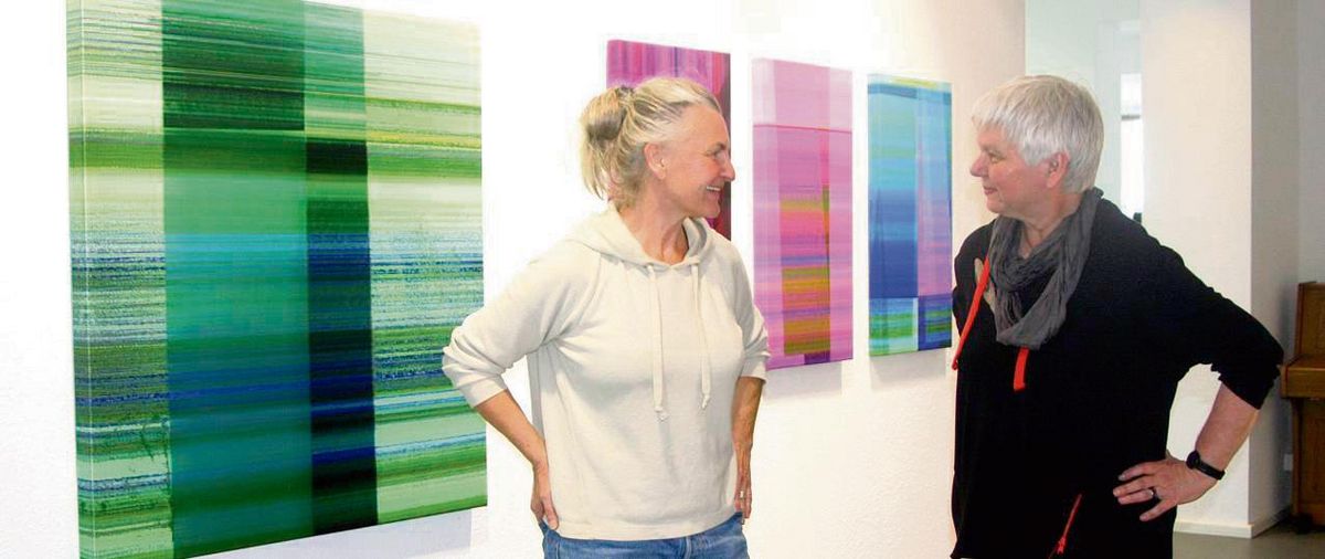 Die Fotografin Gabriele Marl vor einigen ihrer Arbeiten mit der Goldschmiedin und Schmuckdesignerin Ulrike Blindow.