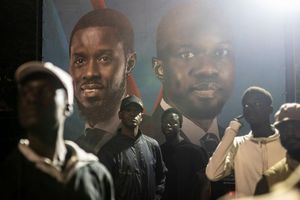 Wahlsieger Bassirou Diomaye Faye (auf Plakat l.) spielte bis vor Kurzem nur eine Nebenrolle als rechte Hand von Oppositionsführer Ousmane Sonko (r.). - Foto: Mosa'ab Elshamy/AP