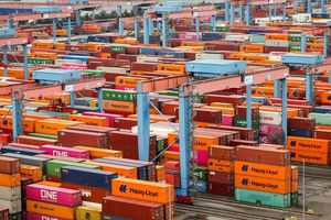 Container vor der Verladung im Hamburger Hafen. Die deutsche Industrie hofft auf Entspannung im Zollkonflikt mit den USA. (Archivbild) - Foto: Christian Charisius/dpa