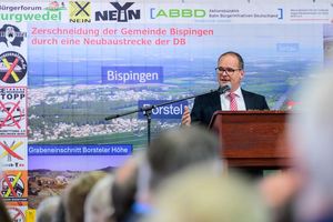 Grant Hendrik Tonne (SPD), Minister für Wirtschaft, Verkehr und Bauen von Niedersachsen, spricht beim «Heidegipfel» zu dem die Bürgerinitiativen Pro-Alpha-E und der Projektbeirat Alpha-E eingeladen haben. - Foto: Philipp Schulze/dpa