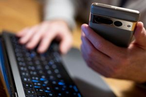 Schnell und bequem: Viele Menschen erledigen Bankgeschäfte per Online-Banking. (Symbolbild) - Foto: Monika Skolimowska/dpa