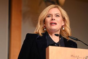 Bundestagspräsidentin Julia Klöckner hielt in Berlin eine Laudatio auf die Streetworkerin Sabine Constabel, die sich gegen Prostitution engagiert. - Foto: Elisa Schu/dpa