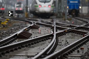Die Deutsche Bahn will in einem Pilotprojekt erstmals «grünen» Stahl in Schienen verbauen. (Archivbild) - Foto: Hendrik Schmidt/dpa