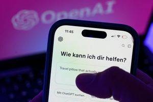 Viele lassen sich bei der Suche nach Geschenken von KI helfen. (Symbolbild) - Foto: Hendrik Schmidt/dpa