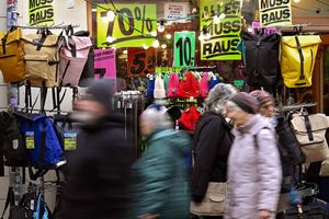 Sparen und auf größere Anschaffungen verzichten, das ist zurzeit das Credo der Verbraucherinnen und Verbraucher. (Archivbild) - Foto: Soeren Stache/dpa/ZB