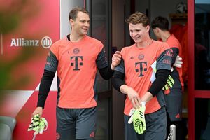 Optimale Torwart-Kombination: Manuel Neuer (l) und Jonas Urbig. (Archivbild) - Foto: Harry Langer/dpa