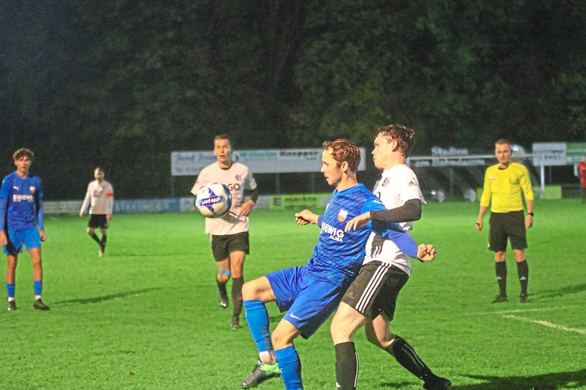 Der TuS Lipperode (in Blau) gibt nach seinem Sieg im Kreispokal-Achtelfinale bei SW Overhagen nun im Viertelfinale seine Visitenkarte beim A-Liga-Spitzenreiter SuS Störmede ab. Foto: Wiegand