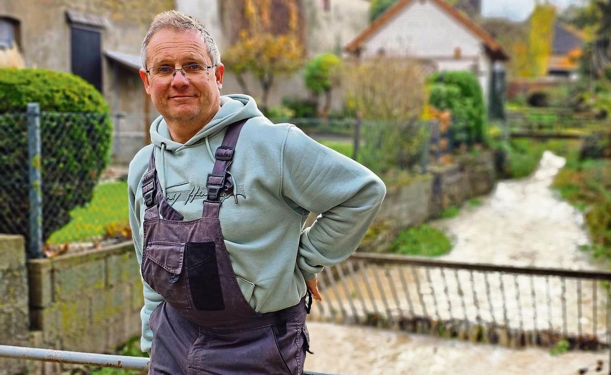 Christian Hanemann ist es leid, das Fanggitter in der Oestereider Gotte selbst zu säubern. Er und Nachbar Heinz-Josef Schiene fordern die Stadtverwaltung auf, zu handeln. Foto: Otten