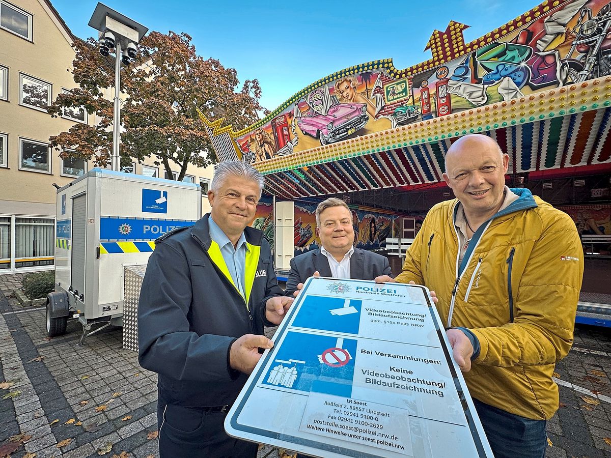 Videoüberwachung auf der Herbstwoche: Mit Schildern hat die Polizei im vergangenen Jahr mobile Kameras installiert und mit Schildern darauf aufmerksam gemacht. Unser Archivbild zeigt (v.l.) den Lippstädter Wachleiter Oliver Topp, Bürgermeister Arne Moritz und Marktmeister Josef Schrop. Foto: Carolin Cegelski