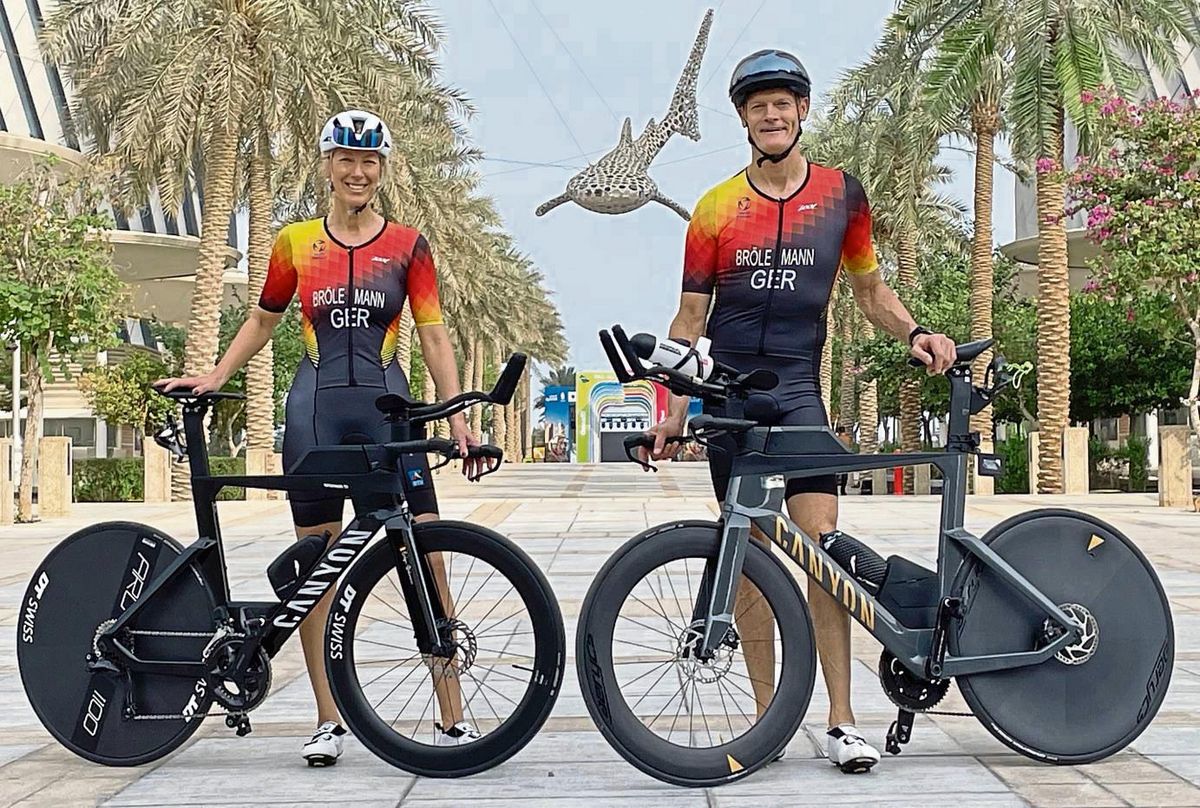 Zum Aufgebot der Deutschen Nationalmannschaft für die Triathlon-Weltmeisterschaft in Doha gehörten auch Evelyn und Rolf Brölemann aus Mantinghausen, die dieses sportliche Abenteuer mit Bravour meisterten.