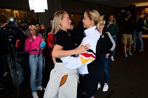 Sehen sich beim FC Bayern wieder: Stürmerin Lea Schüller (l) und Kapitänin Giulia Gwinn. - Foto: Sebastian Christoph Gollnow/dpa