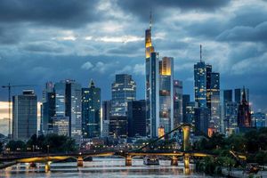 Banken halten sich wegen der Wirtschaftsflaute mit Krediten zurück. (Symbolbild) - Foto: Boris Roessler/dpa/dpa-tmn