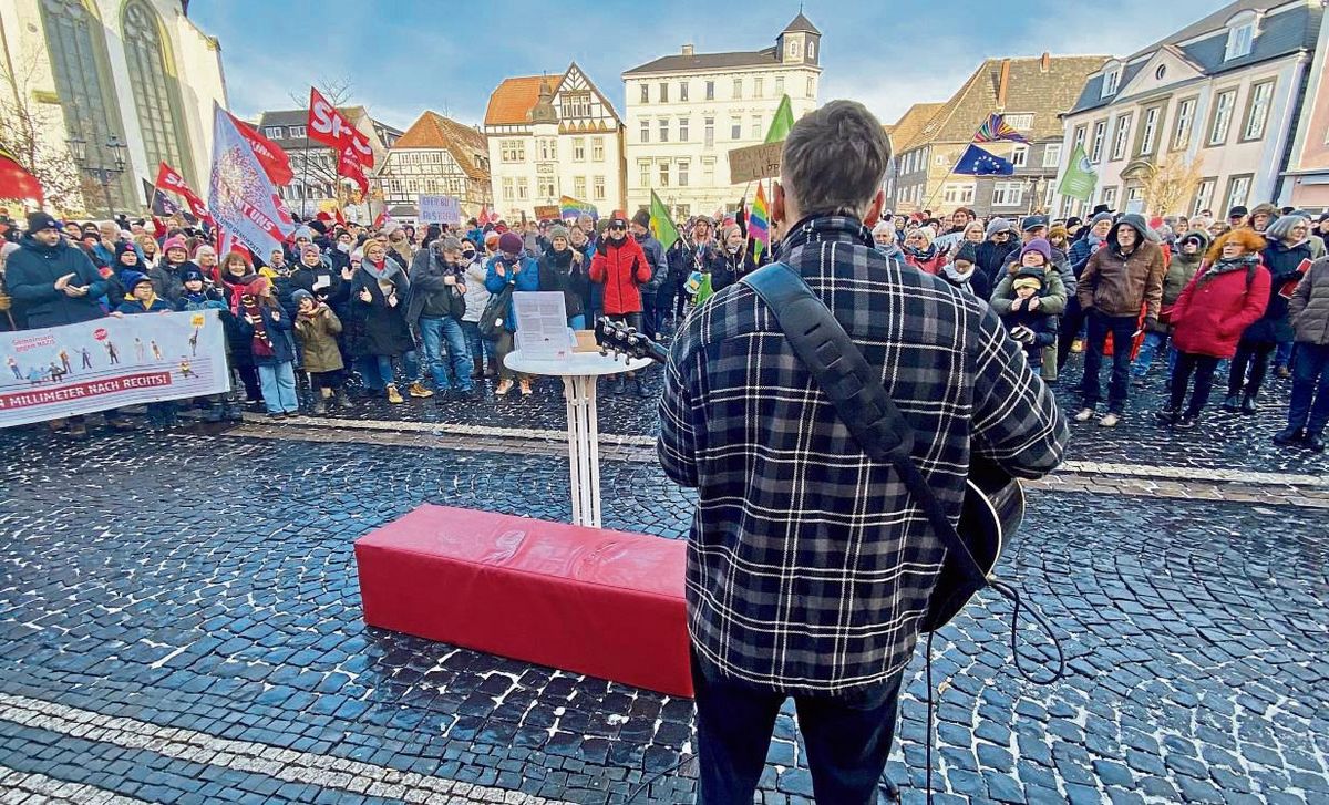 Nicht nur auf dem Lippstädter Rathausplatz sang Florian Fussel den neuen Song „Hunger & Schuld“. Foto: Vielberg