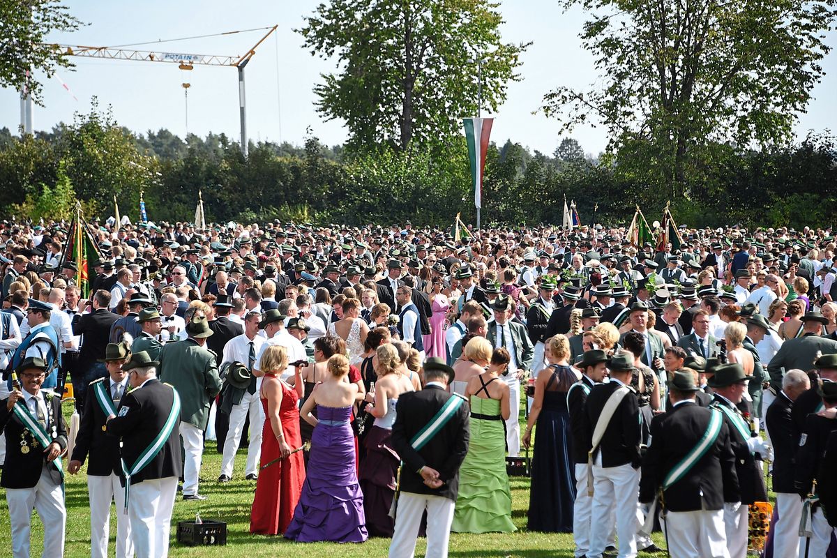 So ähnlich wie 2018 beim Kreisschützenfest in Rüthen könnte es zehn Jahre später auch zum Antreten am Lippstädter Jahnplatz aussehen. Foto: Tuschen