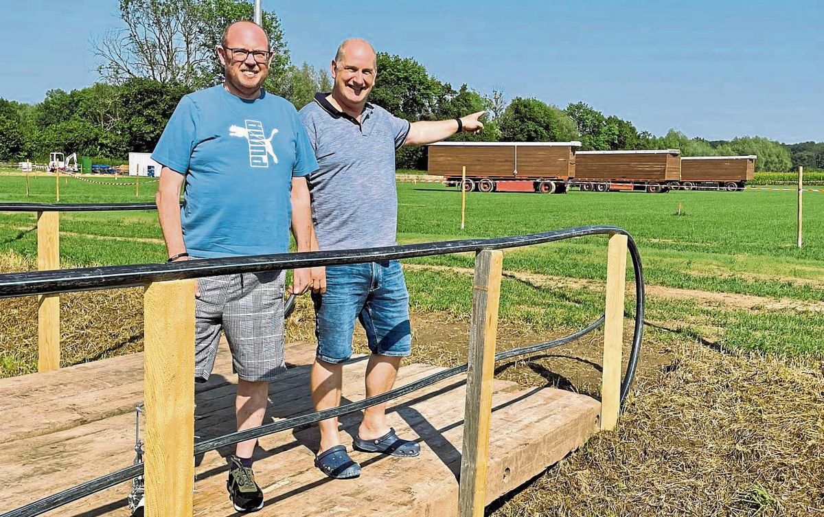 Land bzw. Zelt in Sicht: Dirk Sauermann (Vorsitzender/l.) und Stefan Mähling (Oberst) haben fünf Jahre auf das Kreisschützenfest hingearbeitet. Wie bitter: Sauermann darf nun wegen eines Mittelfußbruchs nicht mitmarschieren. Foto: Vielberg