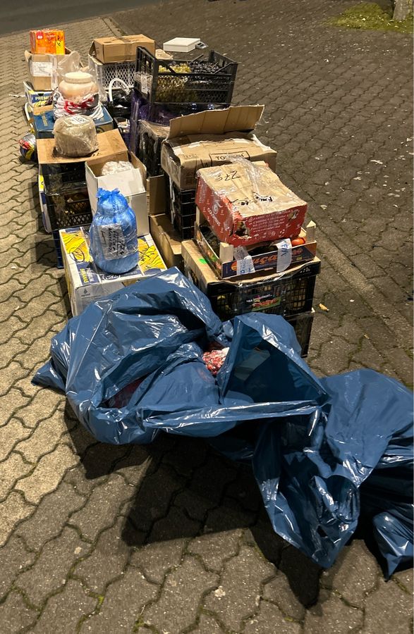 Der Bielefelder Zoll hat bei einer Kontrolle Anfang November an der A44 gut zwei Tonnen Lebensmittel sichergestellt. Foto: Hauptzollamt Bielefeld