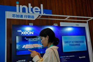Ein Intel-Stand in Peking wirbt während einer Messe für Xeon-Chips. - Foto: Andy Wong/AP/dpa