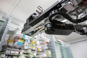 Ein Automat sucht in einer Apotheke ein Medikament für einen Kunden aus dem Warenlager heraus. - Foto: Pia Bayer/dpa