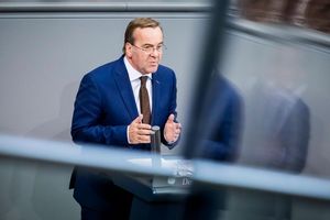 Bundesverteidigungsminister Boris Pistorius (SPD) wirbt im Bundestag für sein Wehrdienstmodell, zeigt sich aber offen für Kompromissvorschläge. - Foto: Christoph Soeder/dpa