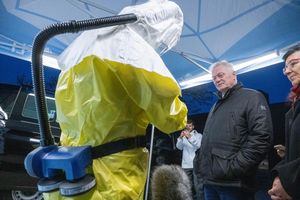 Bundeslandwirtschaftsminister Alois Rainer (CSU) dankte bei seinem Antrittsbesuch den Mitarbeitern des Friedrich-Loeffler-Instituts (FLI) für ihre Arbeit, die auch zur Eindämmung von Tierseuchen wie der Geflügelpest beiträgt. - Foto: Stefan Sauer/dpa