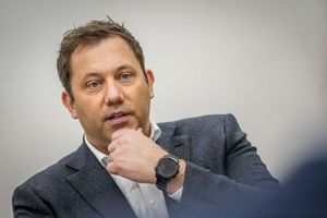 Der Vizekanzler reist als erster Minister der schwarz-roten Bundesregierung nach Peking. (Archivbild) - Foto: Michael Kappeler/dpa