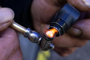 Meistens wird Crack in einer Pfeife geraucht, in seltenen Fällen wird es gespritzt. (Archivbild) - Foto: Boris Roessler/dpa